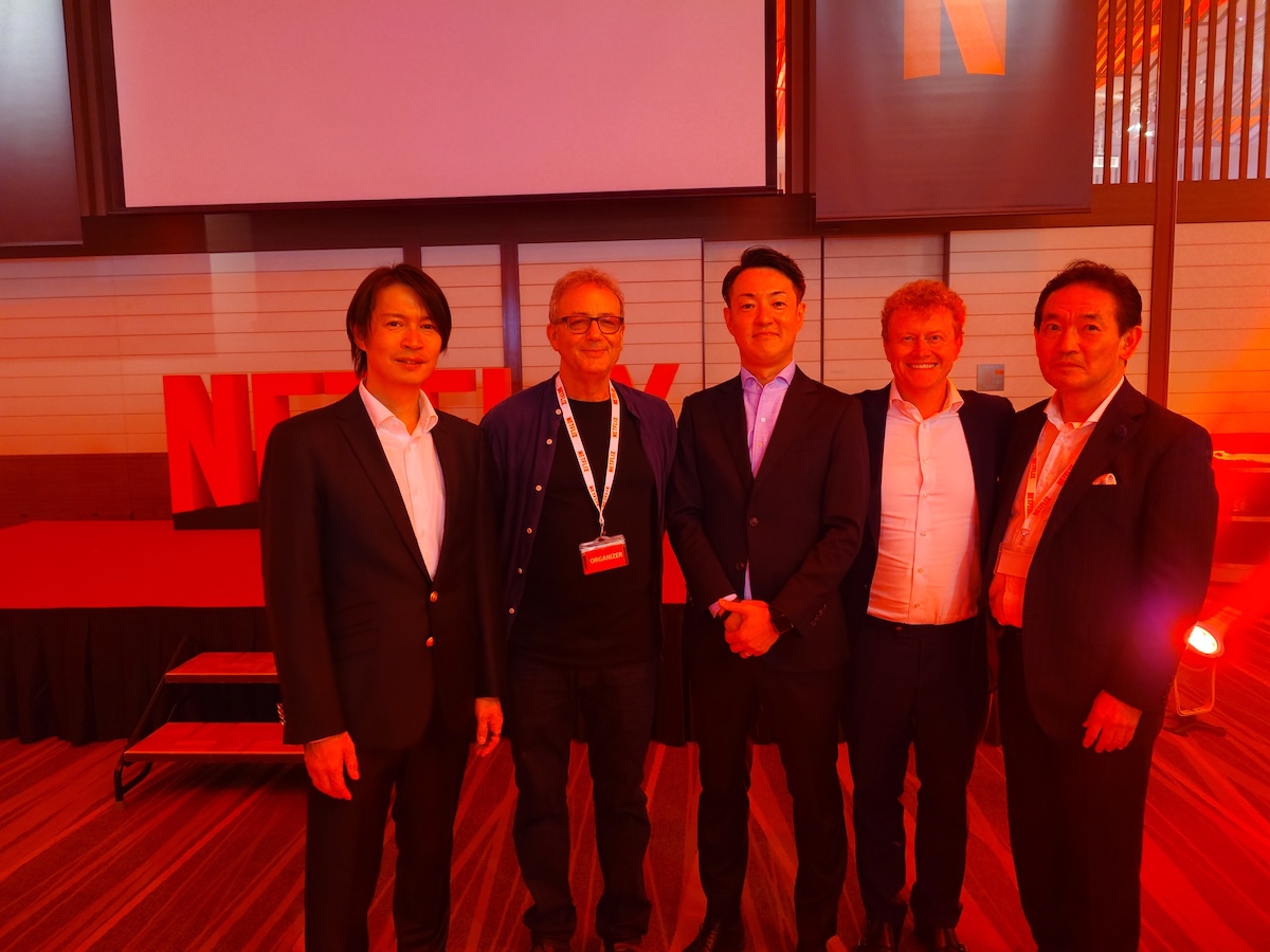 Netflix Creators Masters Camp(クリエイターズ道場) 大阪開催にて、左からFunMake CEO 市位謙太、映画監督マイケル・レーマン、大阪市長 横山英幸、Netflix 副社長 アンドリュー・ユア、Netflix グローバルアフェアーズ ディレクター 杉原佳尭の5名による記念撮影。NETFLIX ロゴ背景。